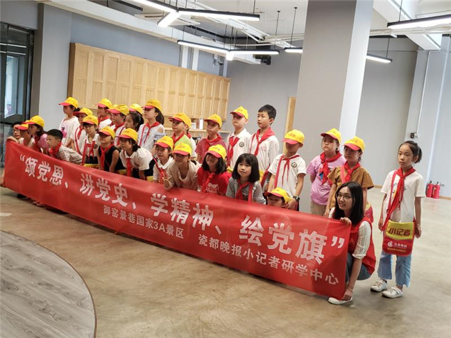市古鎮(zhèn)公司黨總支開(kāi)展“頌黨恩、講黨史、學(xué)精神、繪黨旗”主題活動(dòng)
