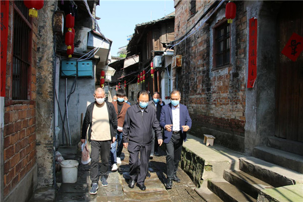 黃金龍現(xiàn)場調度三河村昌江水生態(tài)保護提升工程征收工作