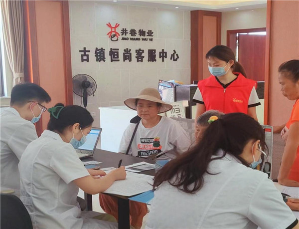 免費體檢進小區(qū)，熱心服務(wù)暖人心
