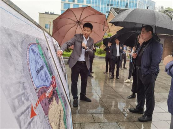蘇蘊山一行到三閭廟調(diào)研城鄉(xiāng)歷史文化保護傳承及城市人居環(huán)境建設工作