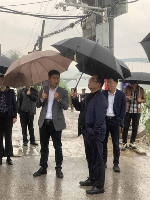 蘇蘊山一行到三閭廟調(diào)研城鄉(xiāng)歷史文化保護傳承及城市人居環(huán)境建設工作
