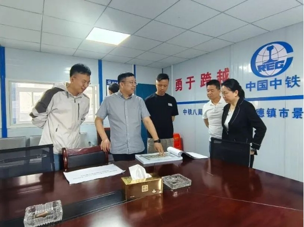 市古鎮(zhèn)投資公司黨總支書記、董事長周長根帶隊調研古鎮(zhèn)學府小區(qū)建設項目